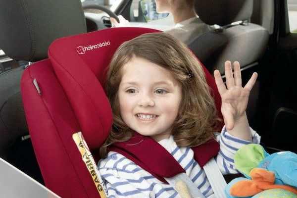 bambina su seggiolino auto